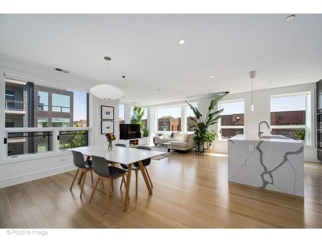 Foto del edificio - 2633 N Hermitage Ave