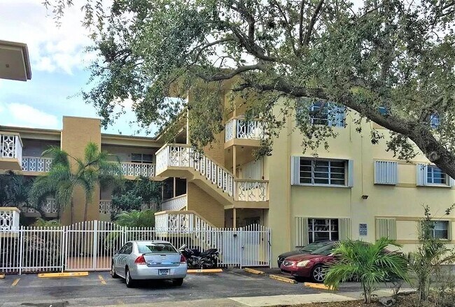 Building - 1958 Monroe St