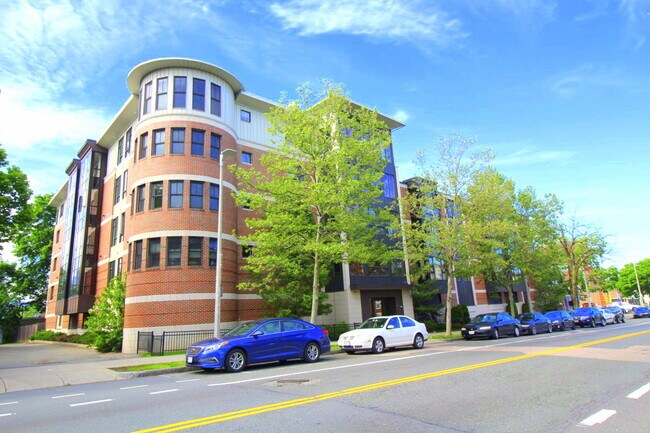 Building Photo - 533 Cambridge St