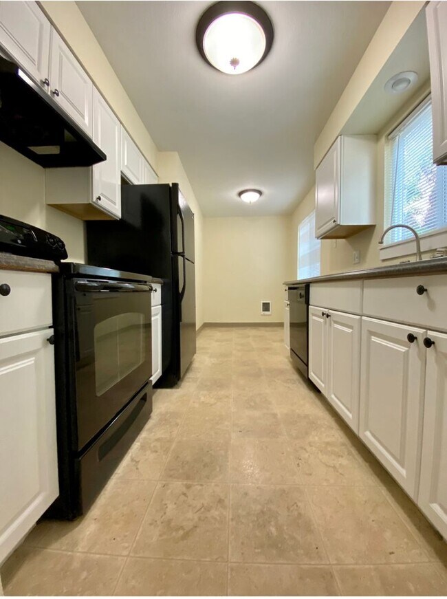 Foto del edificio - **50% OFF THE FIRST MONTH'S RENT** Montavilla 2 Bedroom Main Floor Apartment w/ A/C and Off Stree...