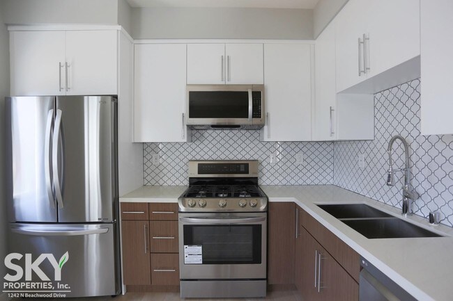 Foto del edificio - 1242 N Beachwood Dr