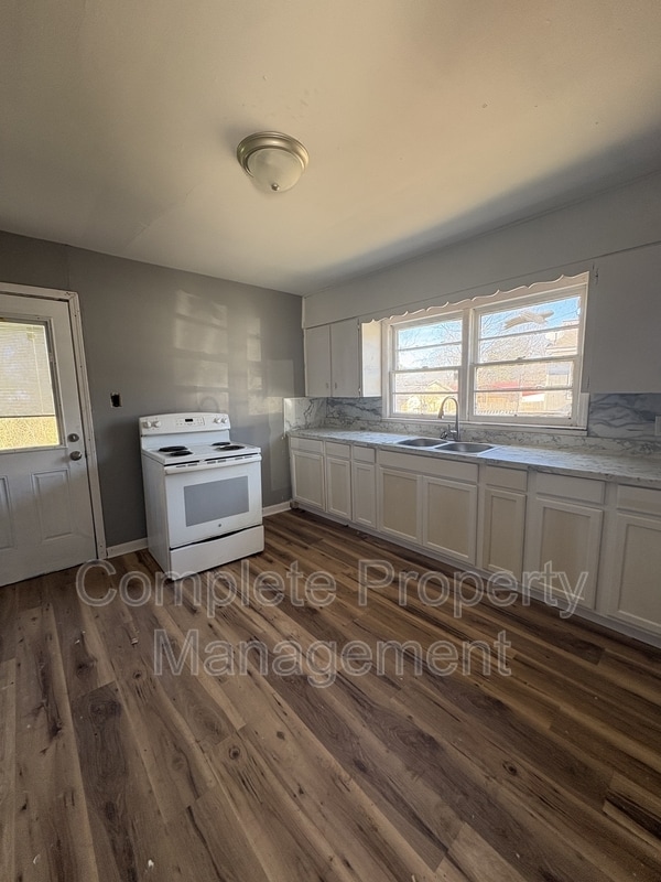 Foto del edificio - 810 Fairfax Ave