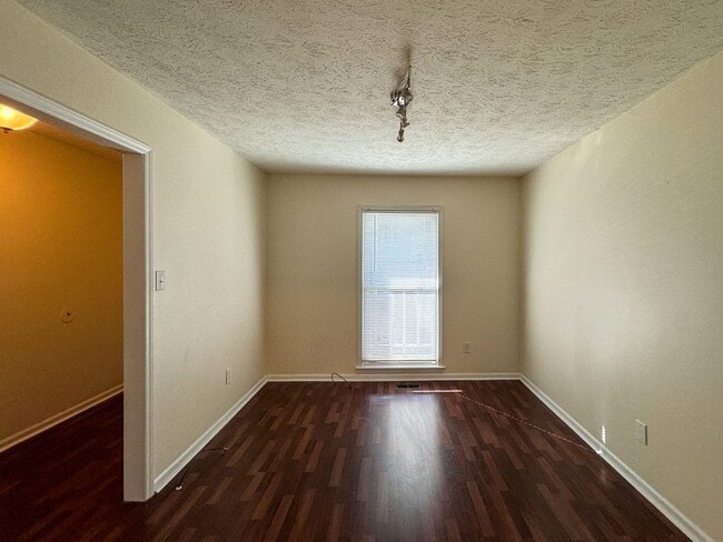 Building Photo - Lovely 3 Bed 2 Bath Home with Fenced Backyard