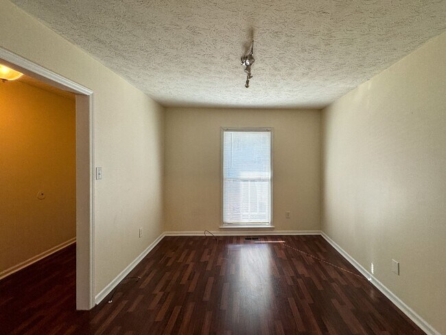 Foto del edificio - Lovely 3 Bed 2 Bath Home with Fenced Backyard