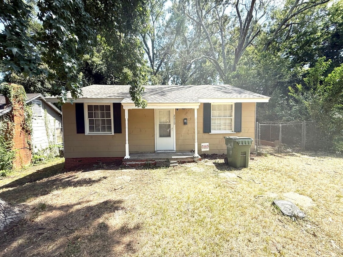 Primary Photo - ** 2 bed 1 bath located in Capitol Hights ...