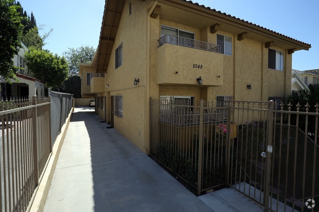 Building Photo - 5048 Rosewood Ave