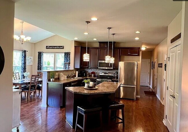 Foto del edificio - Furnished 5-Bedroom Single-Family Home in Orchard Park