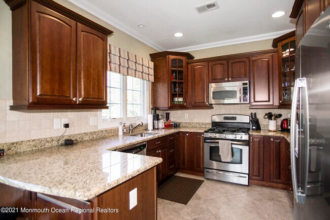 Building Photo - 204 Villa Dr