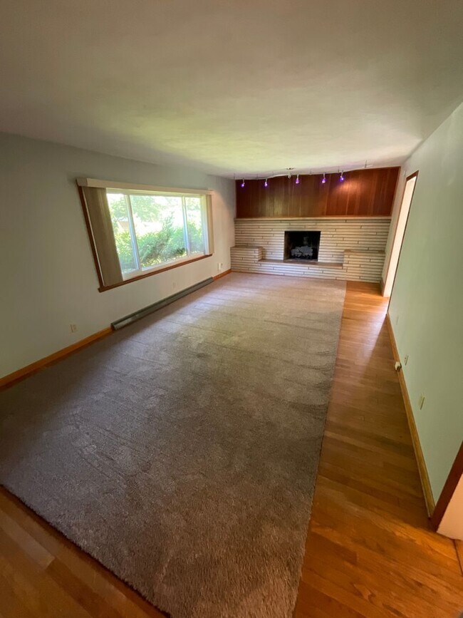 Building Photo - Beautiful 3 bed, 2 bath home