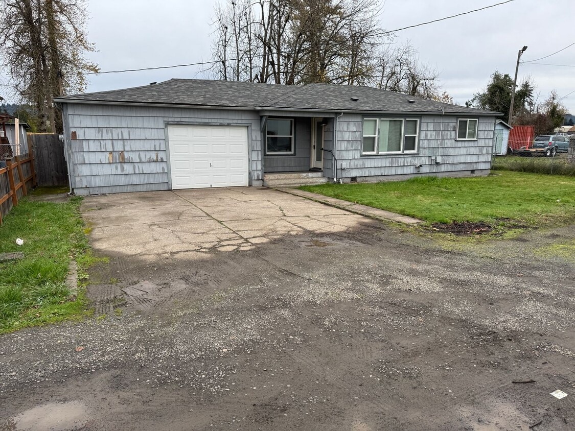 Foto principal - Updated 3 bedroom 1 bathroom house on a huge lot!