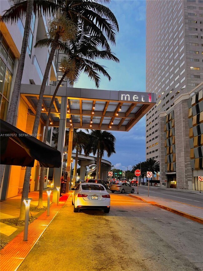 Foto del edificio - 300 S Biscayne Blvd