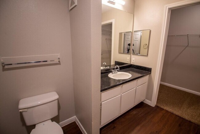 Foto del edificio - 2320 Gracy Farms Ln
