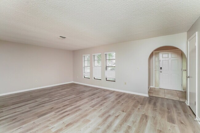 Foto del edificio - 13081 Hanley Dr