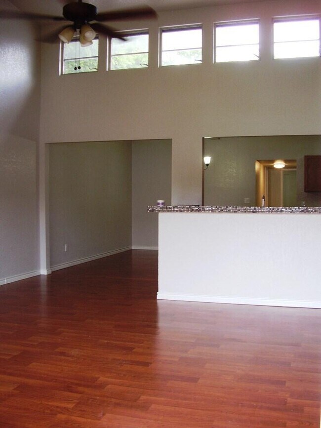 Foto del edificio - 516 Peterson Dr