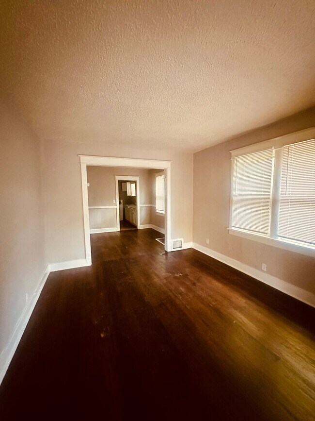 Building Photo - 2 Bedroom South KC Home For Rent