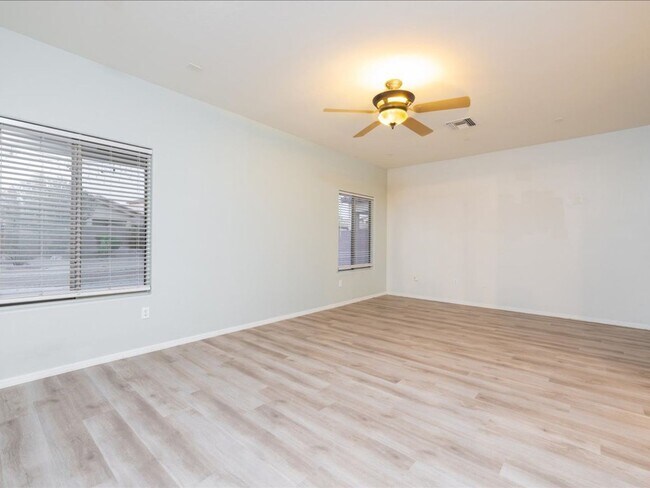 Foto del edificio - 2 story, 4 bedroom 2 bath, 2 car garage SO...