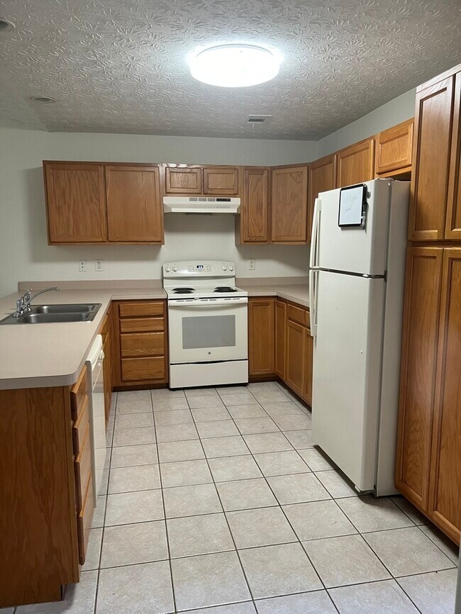 Building Photo - 3985 Hidden Hollow Dr