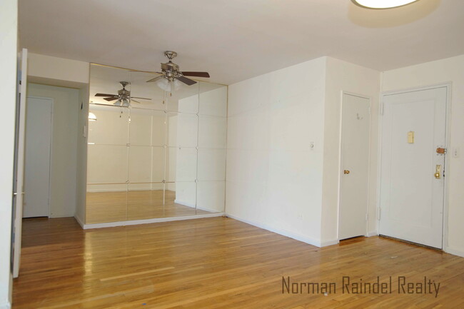Foto del edificio - 1745 E 12th St