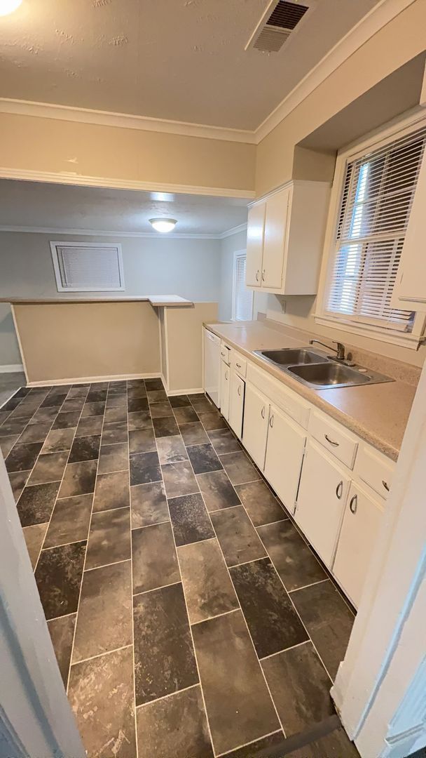 Building Photo - Very Nice Newly Renovated Home in U of M Area