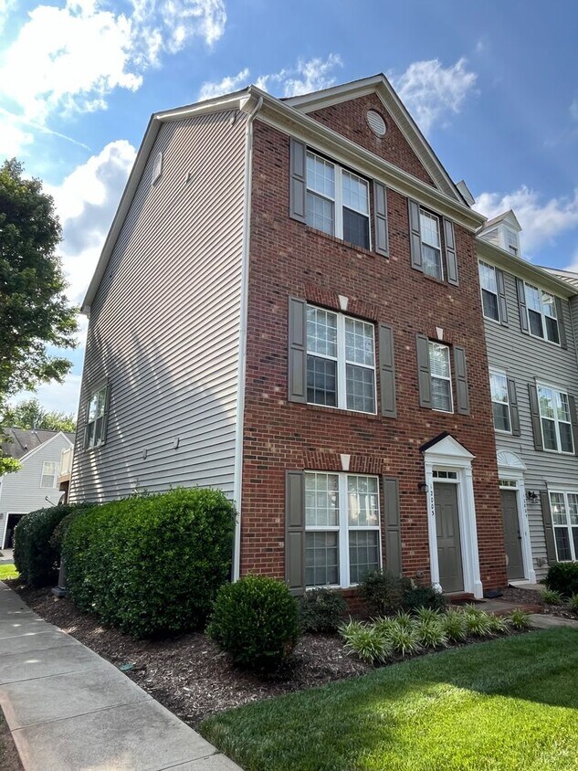 Foto principal - 3 Story, 3 Bedroom Townhome in Ballantyne