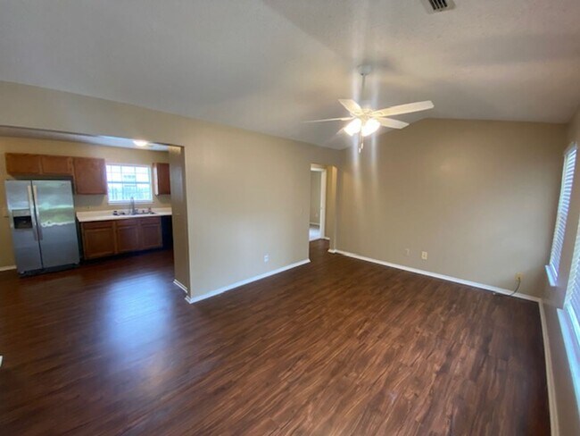 Building Photo - Super Cute 3 Bedroom Now Available!