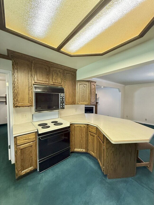 Building Photo - Spacious 5 Bedroom, 2 Bath Home with Moder...