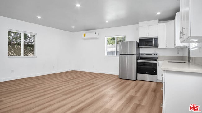 Building Photo - 15559 Three Palms St