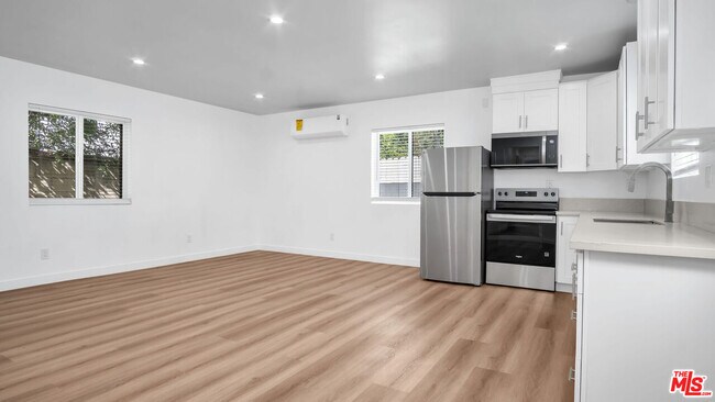 Foto del edificio - 15559 Three Palms St