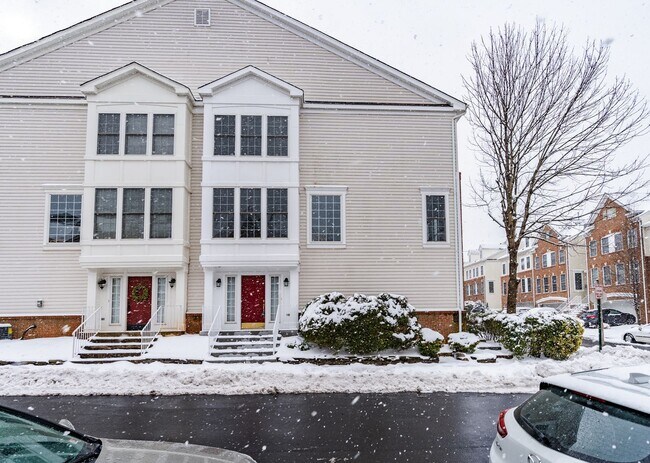 Foto del edificio - Immaculate 3 Bed 2 Full & 2 Half Bath End ...