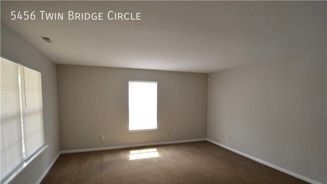 Foto del edificio - 5456 Twin Bridge Cir