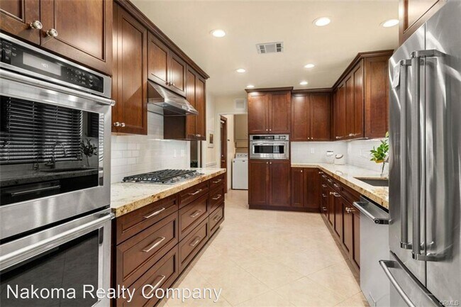 Building Photo - 7 br, 4 bath House - 837 E Adams Ave