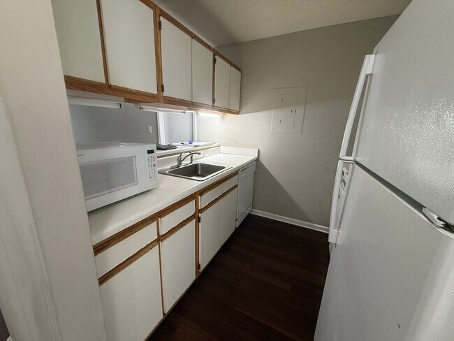 Building Photo - 1500 Graduate Ln