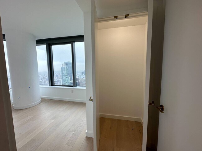 Building Photo - 3 Ct Square W