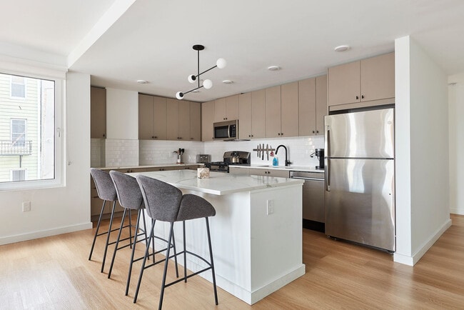 Building Photo - 1b Marshall Dr