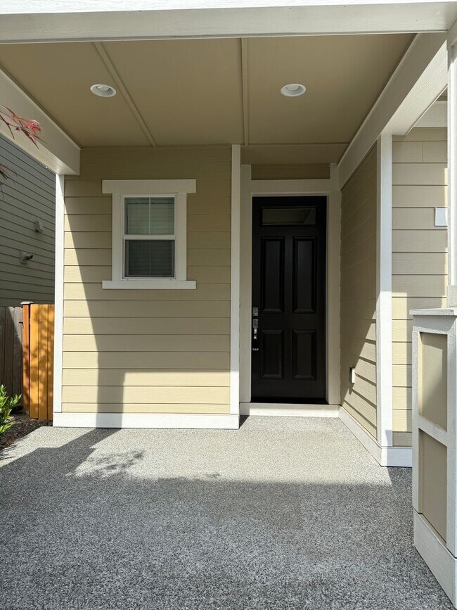 Building Photo - Harbour Crossing Comfort – Light-Filled Ho...