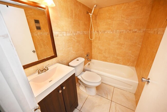 Building Photo - 4088 Lakeside Dr