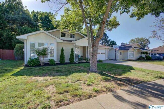 Building Photo - THREE BEDROOM/TWO BATH SPACIOUS RANCH - GR...