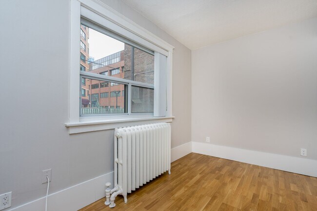 Building Photo - 54 Maitland St