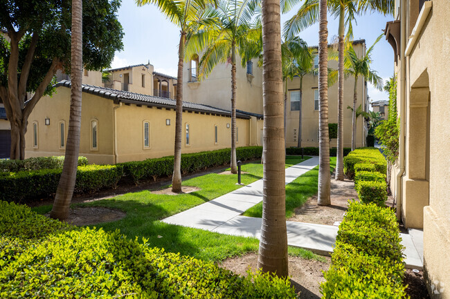 Courtyard - Rolling Hills Gardens Apartments