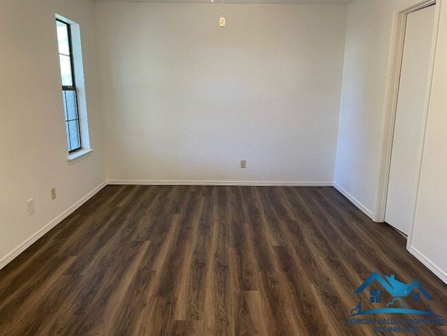 Building Photo - For Rent - 2 Bed/ 1.5 Bath