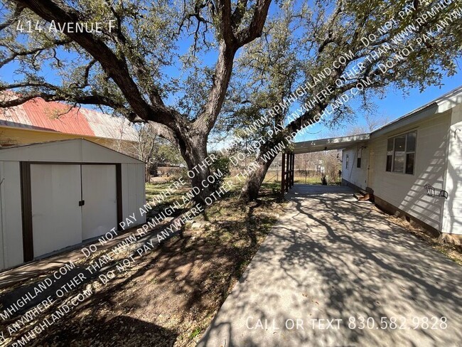 Building Photo - **AVAILABLE NOW** Fabulous 2 Bed/2 Bath in...