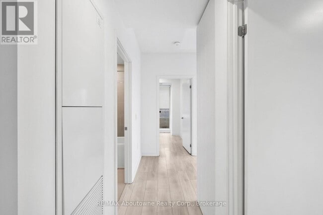 Building Photo - 225 Sumach St