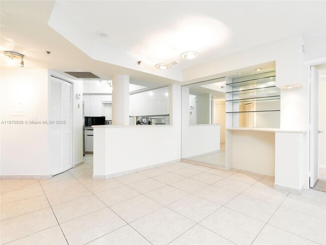 Foto del edificio - 6767 Collins Ave