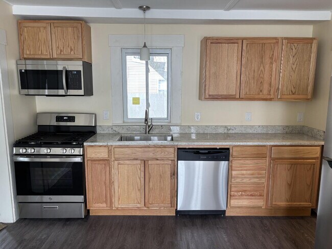 Foto del edificio - Newly Renovated 3BR Apartment with Modern Updates – Convenient Location!