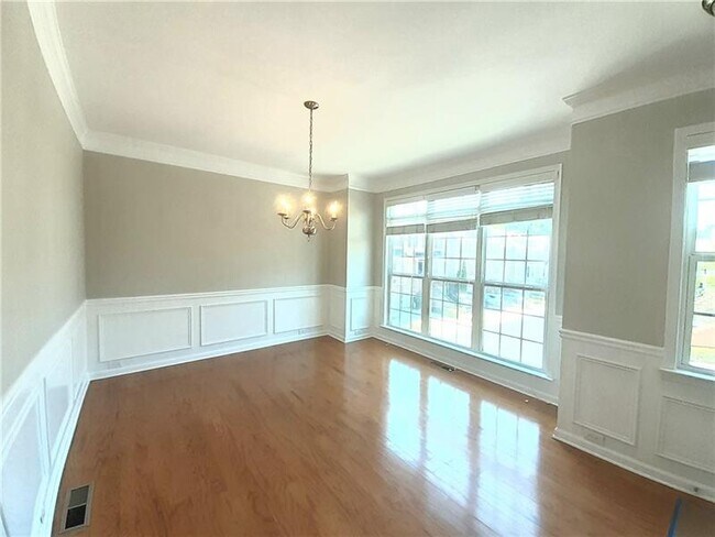 Building Photo - 11050 Skyway Dr