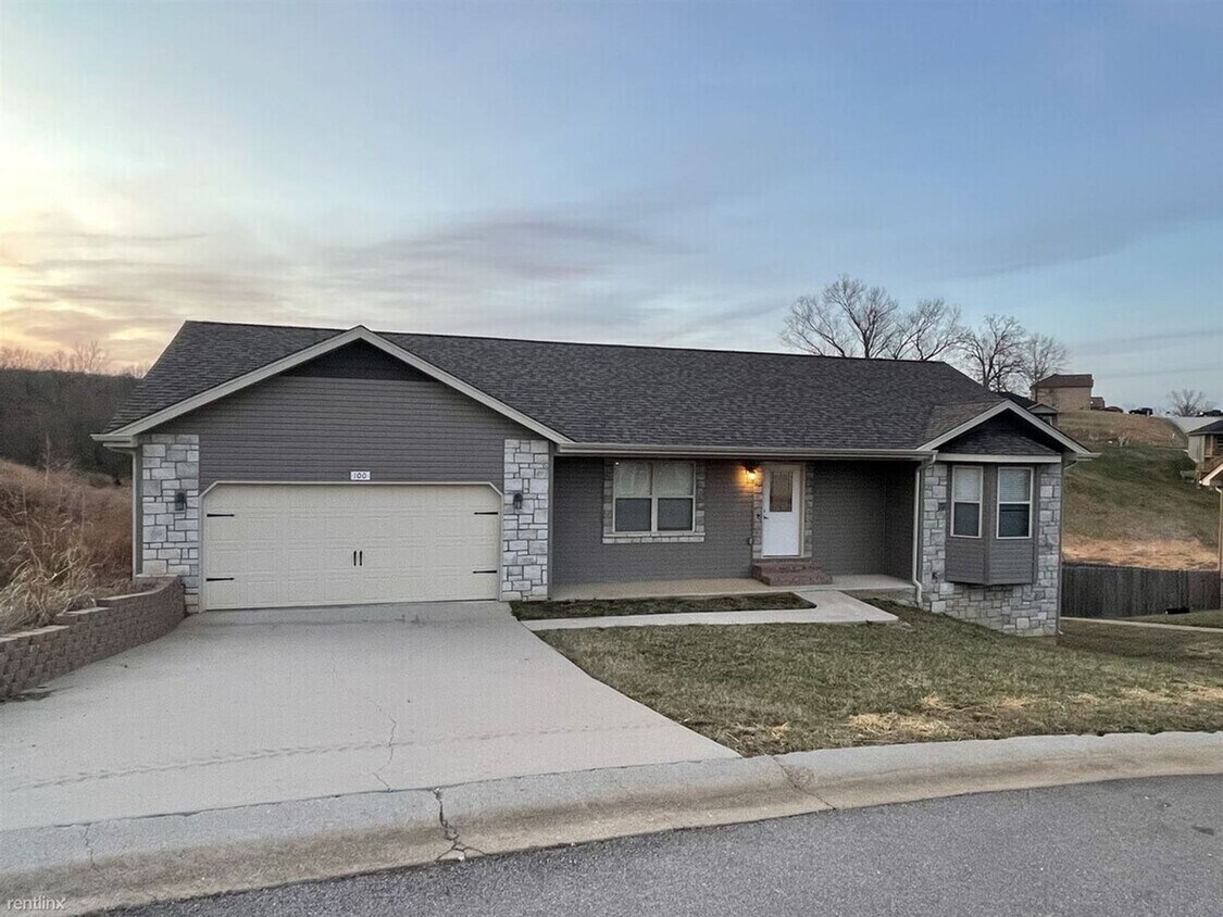 Foto principal - 4 Bedroom 3 Bath 2 Stall Garage in Waynesv...