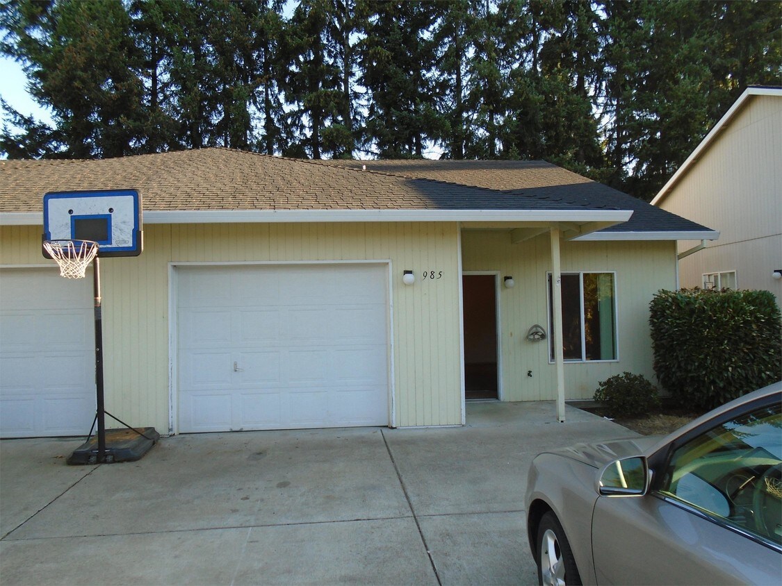 Primary Photo - 985 Church St