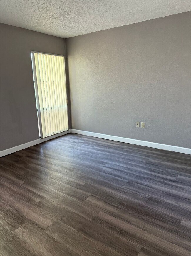 Foto del edificio - LEASE NOW AND ENJOY 50% OFF 2ND MONTH! Loc...