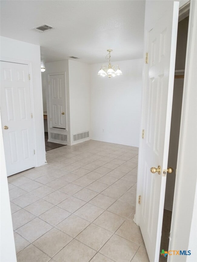Building Photo - 305 Cedar Ridge Dr
