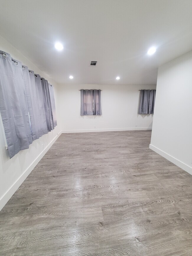 Building Photo - 11216 Greenlawn Ave